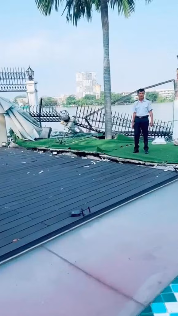 Theo tiết lộ, chiếc tàu chở hàng tránh một chiếc tàu khác, sau đó, bị mất lái và đã đâm thẳng vào cổng biệt thự của Vũ Khắc Tiệp.