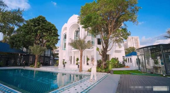 Cơ ngơi có diện tích 1800m2 được xây dựng chỉ trong vòng 2 tháng.