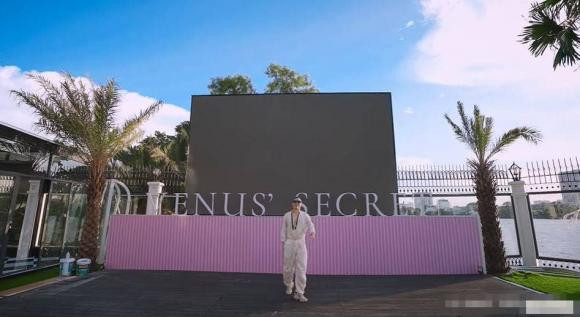 Từng thiết kế bên ngoài căn biệt thự khiến khán giả ngỡ ngàng.