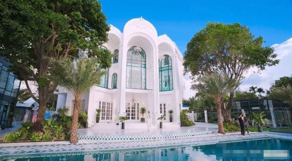 Từ ngoài nhìn vào, căn biệt thự có màu trắng, xung quanh là sân golf, hồ bơi, sân vườn với view sông Sài Gòn cực đẹp.