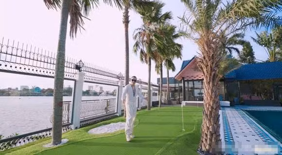 "Ông bầu" của các chân dài cho biết, số tiền thi công căn biệt thự này đã đủ để mua được 2-3 căn biệt thự mới