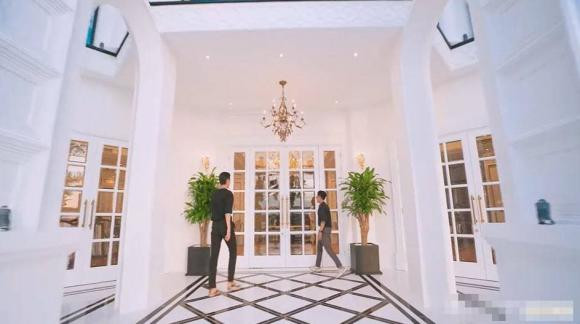 Cửa chính vào biệt thự khá sang trọng.