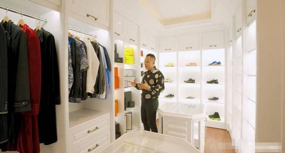 Phòng chứa toàn đồ thời trang, đồng hồ hàng hiệu và hơn 100 đôi giày đến từ các thương hiệu nổi tiếng của Vũ Khắc Tiệp.