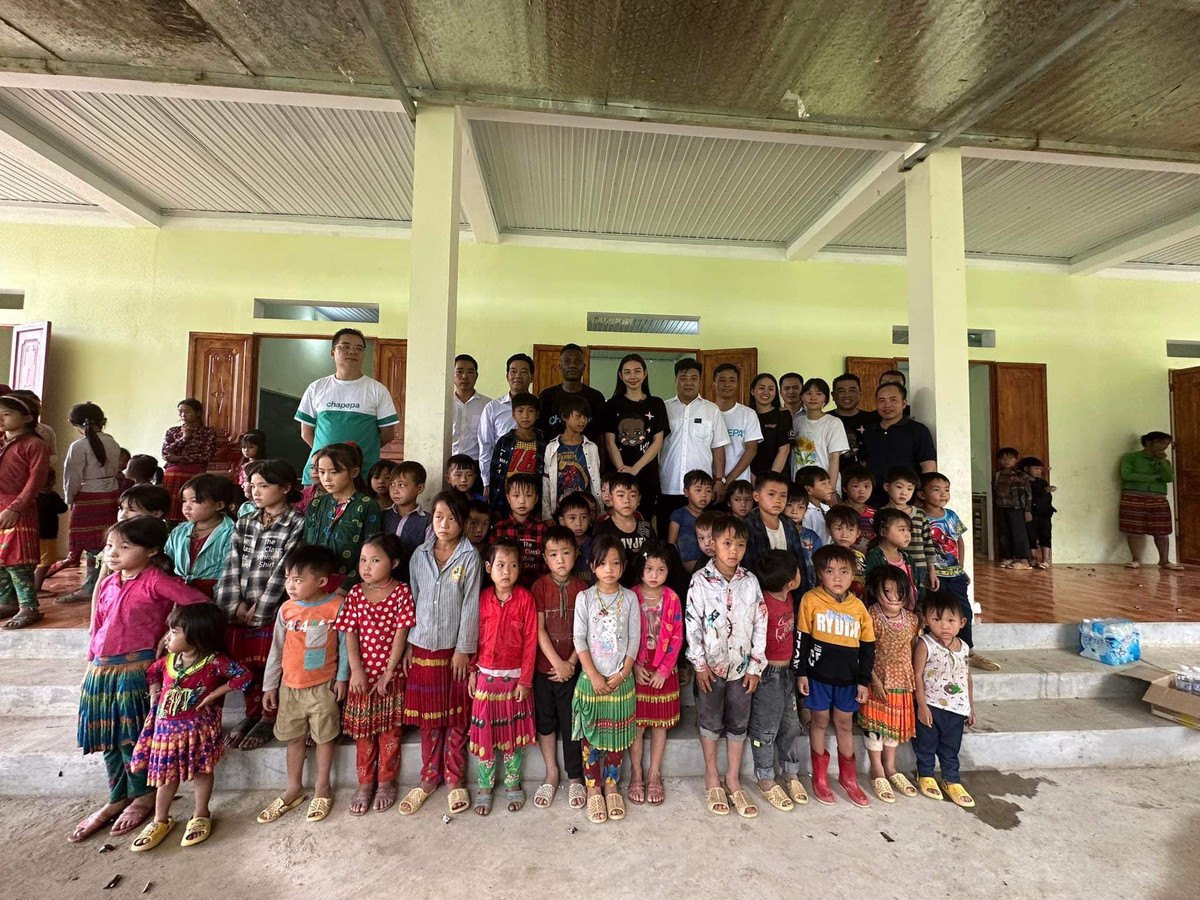 Trên Fanpage, Quang Linh Vlogs đăng tải một số hình ảnh trong chuyến từ thiện và tiết lộ tổng kinh phí cho các hạng mục trường học, bàn ghế, sách vở, tủ thuốc... cơ sở vật chất hơn 700 triệu đồng.