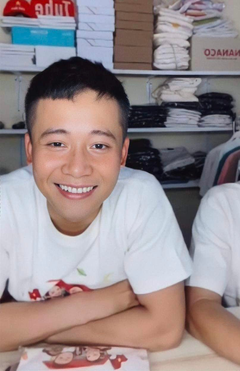 Từng có thông tin cho rằng nếu tham khảo theo trang thống kê Social Blade, kênh YouTube chính của Quang Linh Vlogs có thể thu về 65.000 USD (1,4 tỷ đồng) và thu nhập hàng năm tối đa lên tới 780.000 USD (hơn 17,7 tỷ đồng).