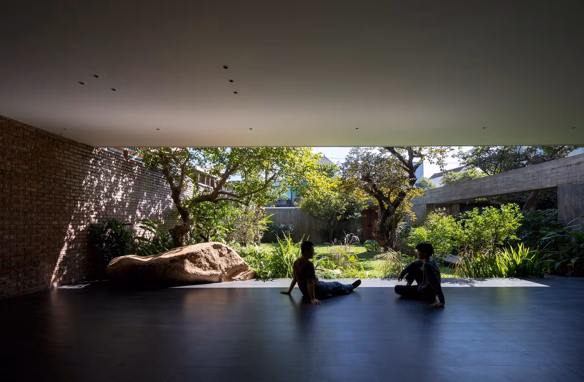 Khu vườn trồng nhiều loại cây có kích thước khác nhau và được bố trí một cách có chiến lược để tạo chiều sâu cho không gian.