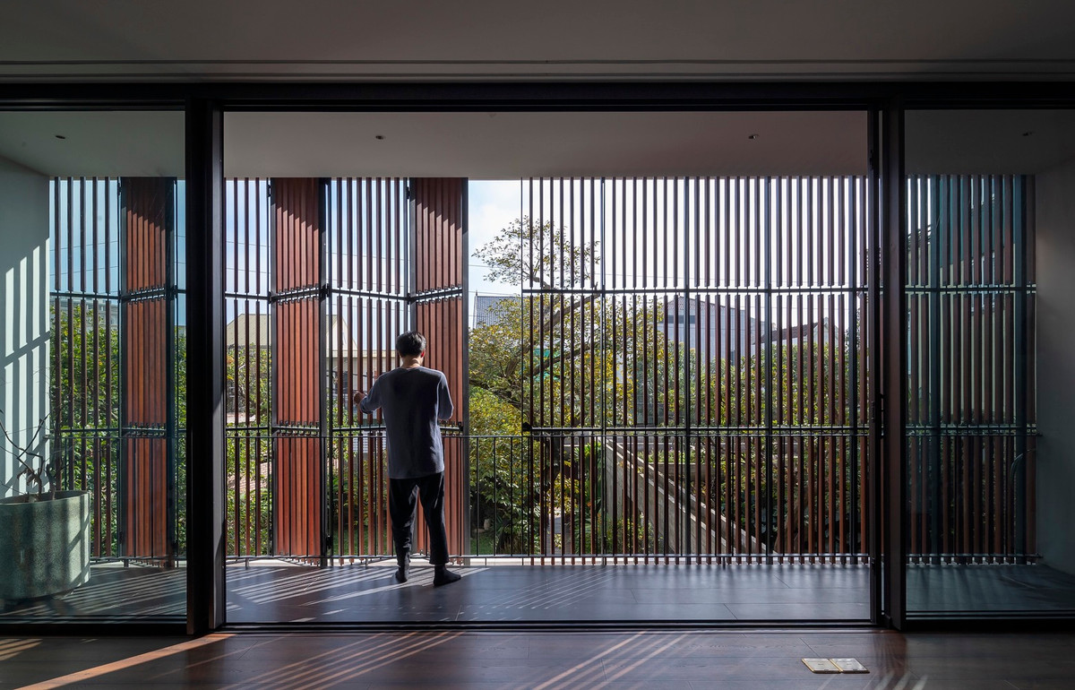 Hệ lam gỗ giúp giảm thiểu tác động của bức xạ mặt trời. Nguồn ảnh: Triệu Chiến