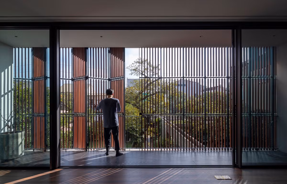 Hệ lam gỗ giúp giảm thiểu tác động của bức xạ mặt trời. Nguồn ảnh: Triệu Chiến