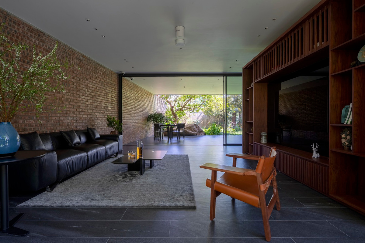 Đi qua không gian hiên nhà là những không gian chức năng thuần túy phục vụ cuộc sống như phòng khách, bếp, ăn.