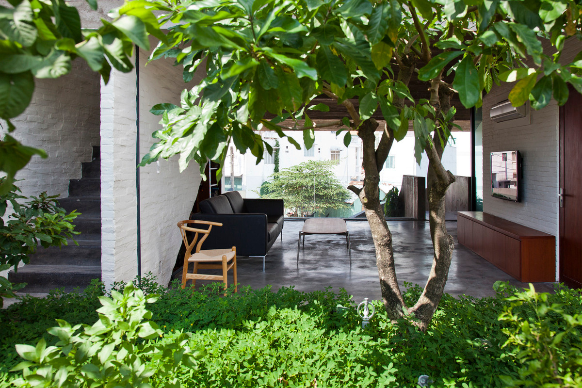  Nhà phố bao gồm hai không gian khác nhau được bố trí xen kẽ. Không gian cho phong cách sống hiện đại được phân bổ trong ba khối nổi được bao bọc bởi các khối hoa văn bê tông.