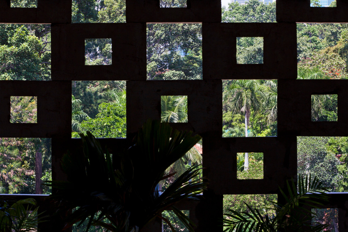 Những khối bê tông ngoài mặt tiền giúp căn nhà luôn thông thoáng, đón được ánh sáng đẹp mỗi sớm, đồng thời là một cách trang trí lạ mắt.