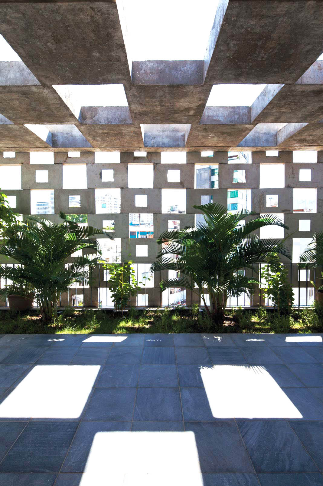 Đáy của các khối trở thành trần nhà cho các không gian ở giữa. Các bề mặt này được thiết kế với nhiều hình dạng cong khác nhau, cung cấp cho mỗi không gian ở giữa các hiệu ứng ánh sáng khác nhau.