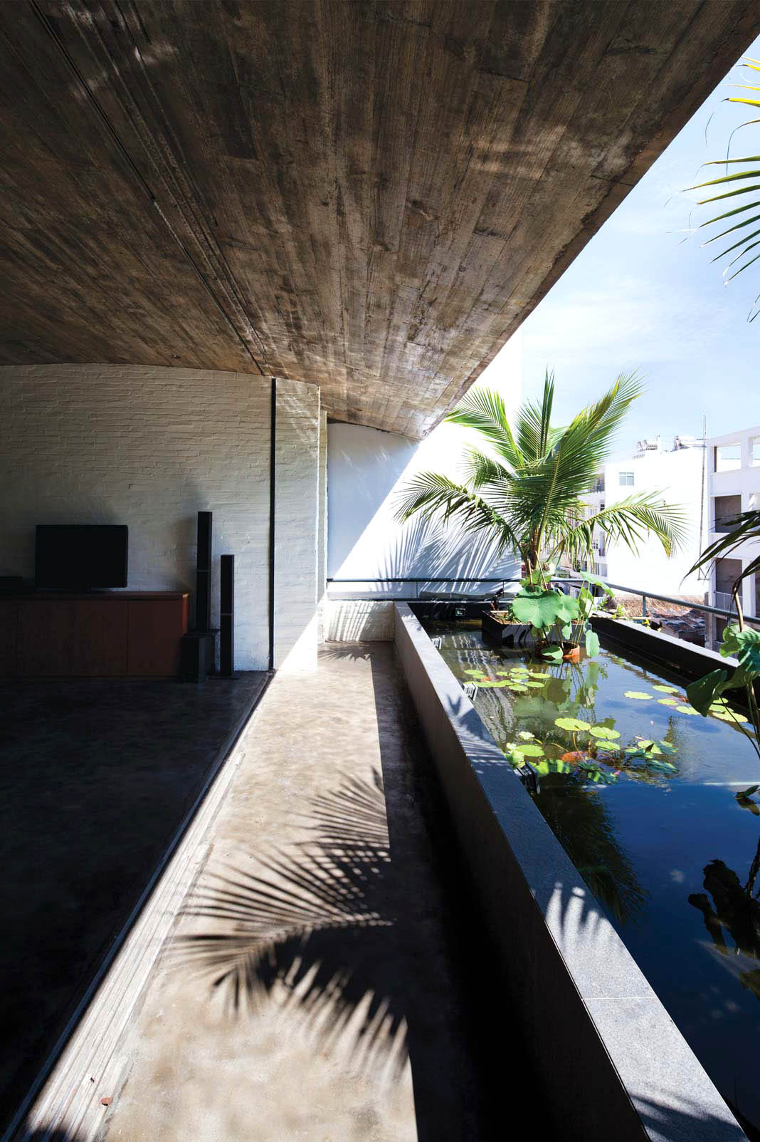 Hồ nước phía trước khu sinh hoạt chung cho không khí mát mẻ.