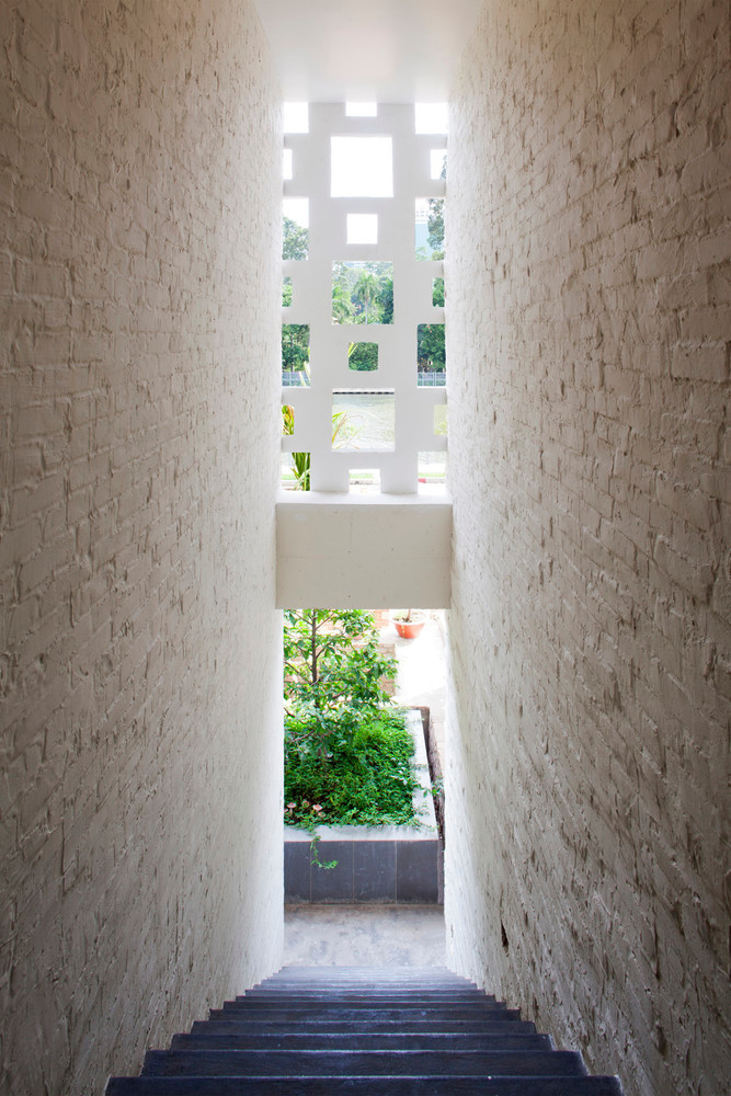 Ba khối được dịch chuyển qua lại để mang ánh sáng tự nhiên vào các không gian ở giữa và tạo ra những khu vườn nhỏ trên mỗi tầng.