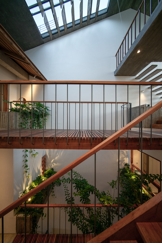 Cách này không chỉ mang đến sự thoải mái, hoài cổ mà còn tiết kiệm chi phí tối đa, do chính gia chủ tham gia vào quá trình gia công gỗ cho công trình.