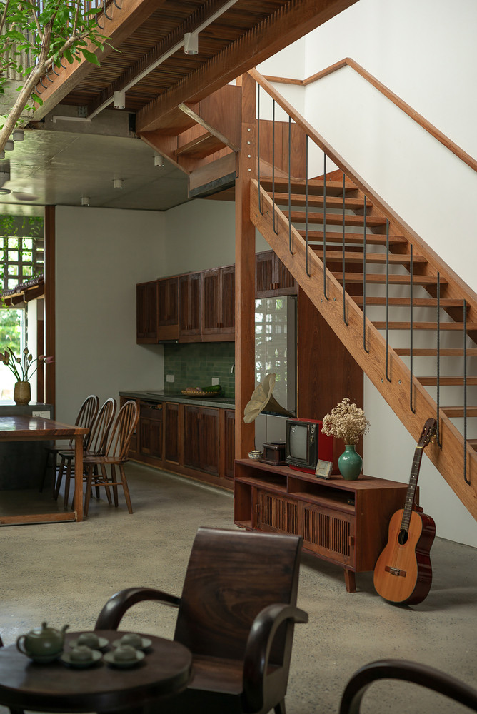 Căn nhà là tổ ấm của gia đình 3 thế hệ cùng chung sống với nghề mộc truyền thống. Để lưu giữ điều này, kiến trúc sư sử dụng gỗ là nguyên liệu chính cho công trình.