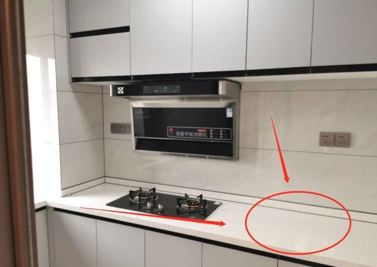 Nhiều gia chủ cảm thấy hối tiếc khi chọn bàn bếp màu sáng. Lý do là dầu, đồ ăn làm cho màu bàn bếp bị xỉn màu sau một thời gian. Ảnh; QQ