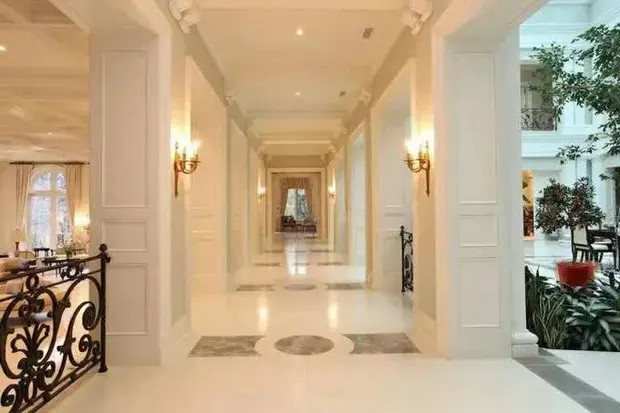 Các hành lang đều rất rộng và trang hoàng tỉ mỉ.