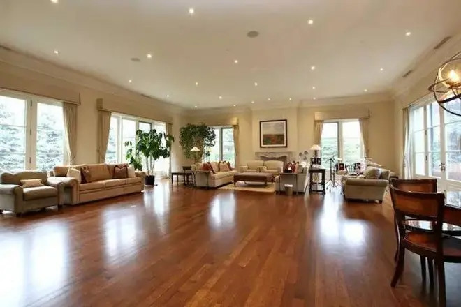 Trên tầng 2 của căn biệt thự có nhiều phòng khách rộng lớn.