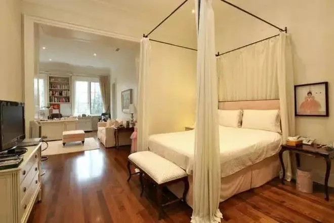 Một phòng ngủ trong biệt thự.