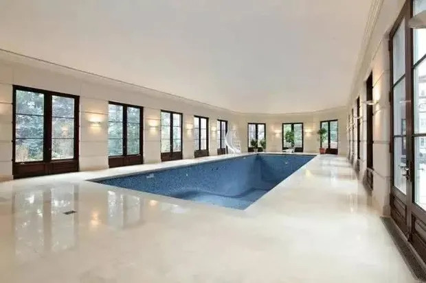 Ngoài các phòng chức năng chính, trong dinh thự còn có sân chơi golf, bowling, rạp phim hay bể bơi.