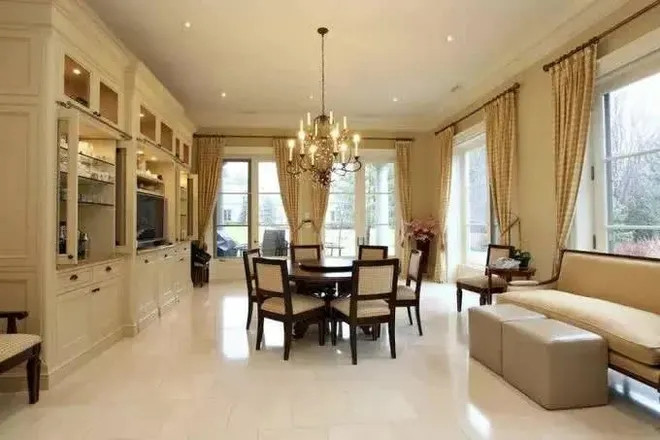 Trong dinh thự lắp rất nhiều kính trong suốt kéo dài từ sàn đến trần để lấy ánh sáng tự nhiên, tạo không khí thoáng đãng.