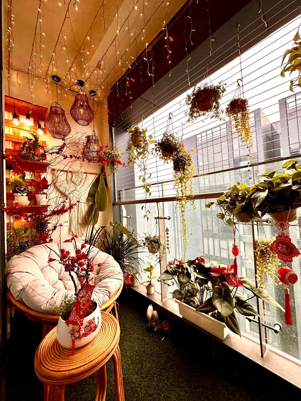 Góc ban công trở thành khu vực thư giãn lý tưởng.