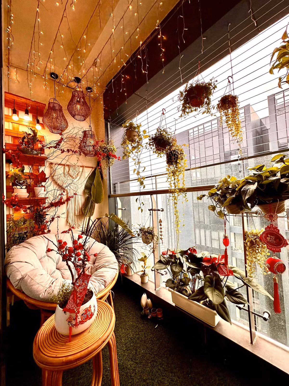 Góc ban công trở thành khu vực thư giãn lý tưởng.