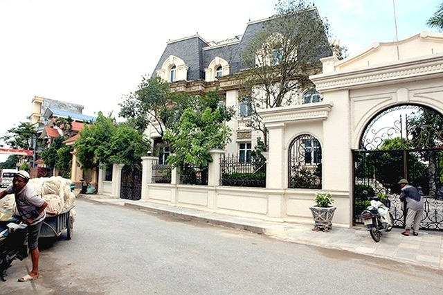 Giữa vùng quê thuần nông, làng Mẹo (còn gọi là làng Phương La 2, xã Thái Phương, huyện Hưng Hà, tỉnh Thái Bình) nổi bật với những biệt thự nguy nga, bề thế như cung điện. Ảnh: Dân trí