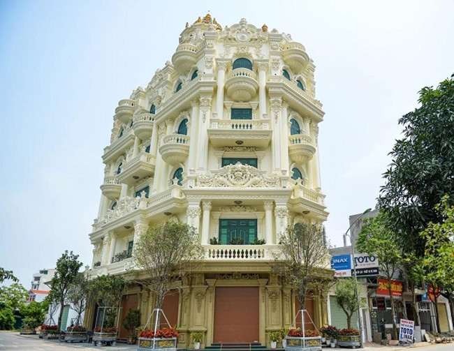 Người dân trong làng không tiếc tiền xây hàng loạt dinh thự, lâu đài nguy nga. Ảnh: nhịp sống Việt