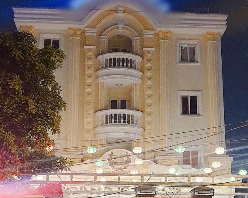 Ngôi nhà gồm 5 tầng, phủ tông màu vàng chủ đạo. Ảnh: Lao động