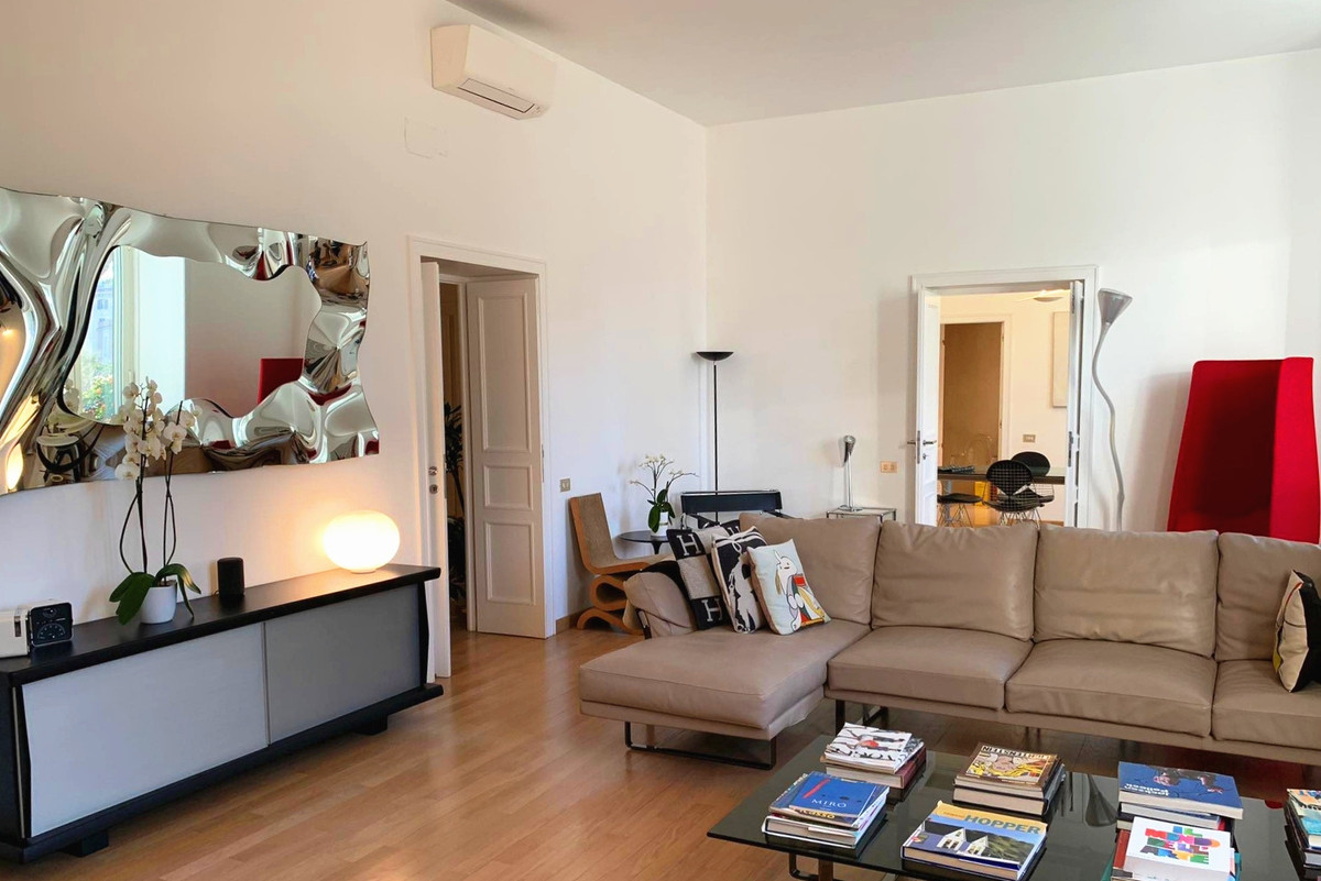 Căn hộ của Hoa hậu Ngô Mỹ Uyên ở tầng thứ 4 của tòa nhà 6 tầng. Nhà có một phòng khách, một phòng ăn và bếp, bốn nhà vệ sinh, ba phòng ngủ và một phòng làm việc. Ảnh: Vietnamnet