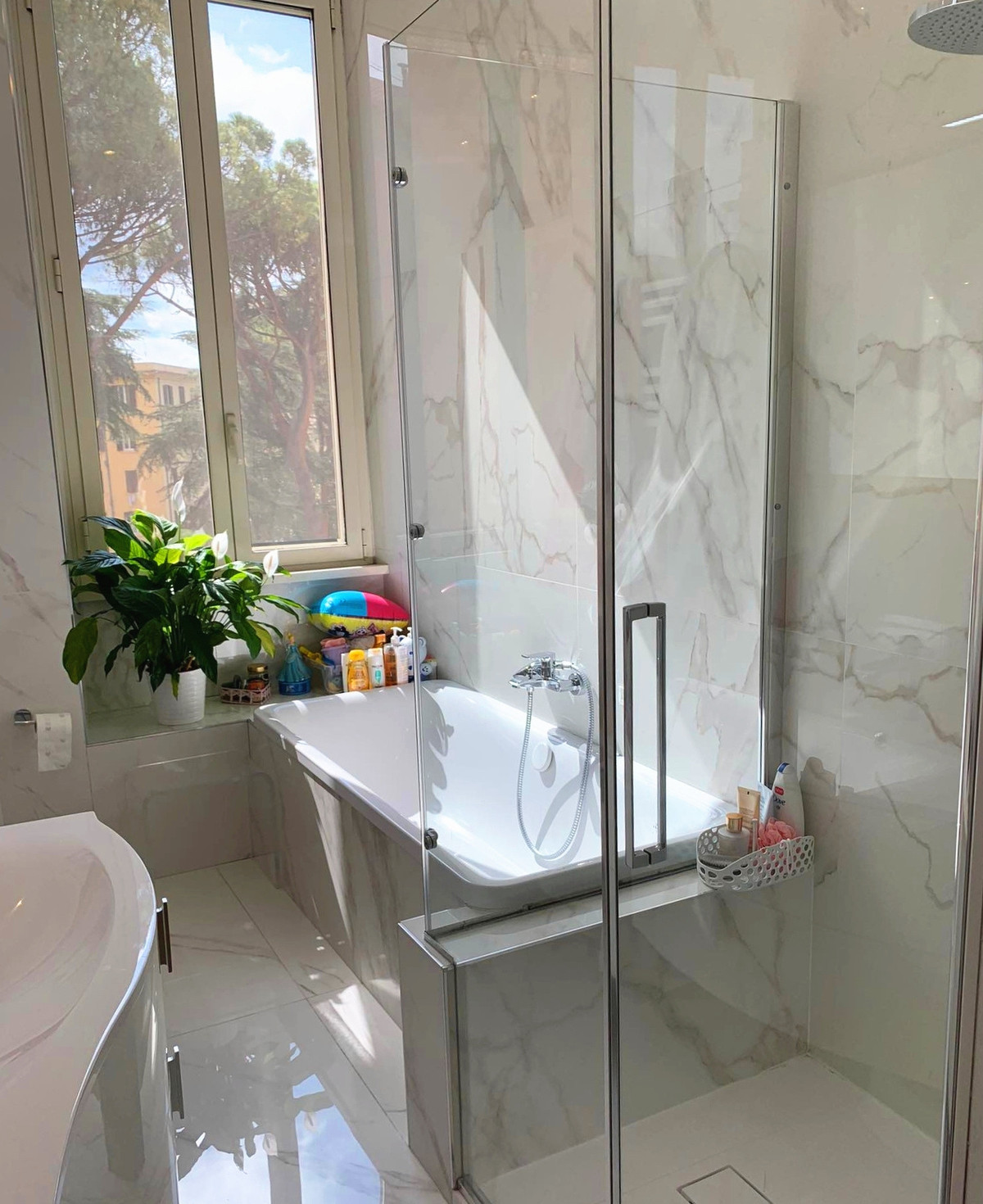 Phòng tắm cũng có cửa sổ lớn lấy ánh sáng. Ảnh: Vietnamnet