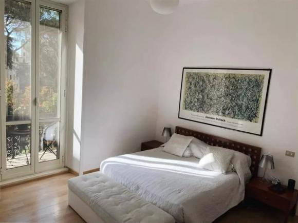 Phòng ngủ có cửa lớn, đón ánh nắng ban mai. Ảnh: Vietnamnet