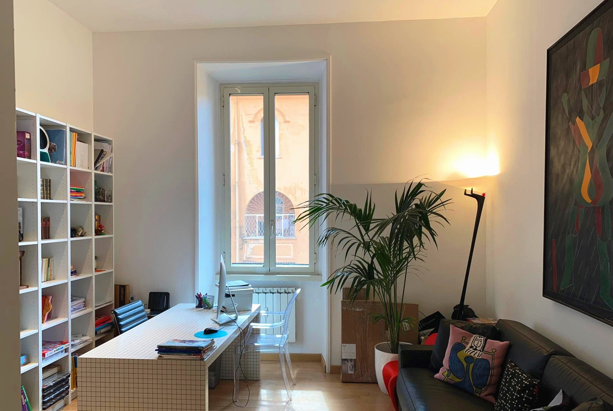 Phòng làm việc ngăn nắp, có sofa giường nghỉ ngơi. Ảnh: Vietnamnet