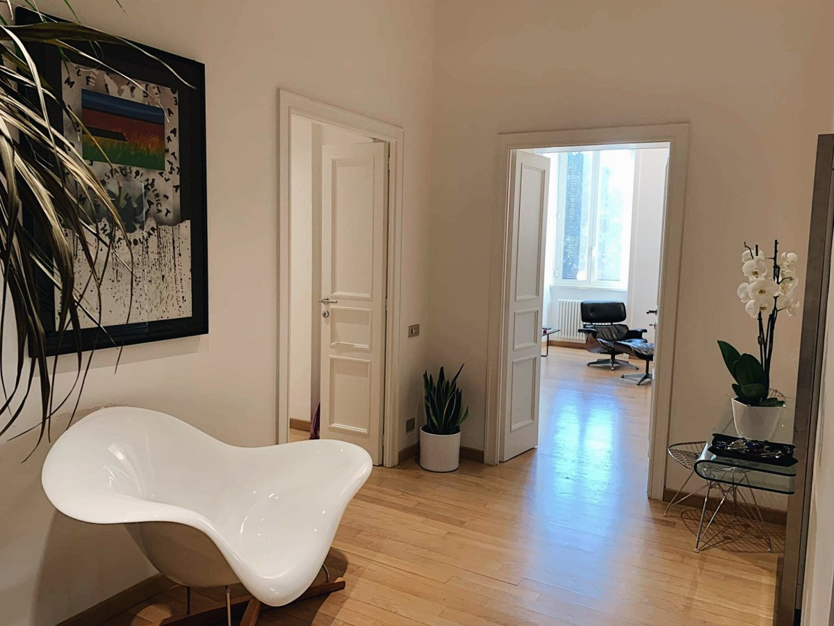 Nội thất trong nhà đều do gia đình chồng người đẹp thiết kế. Họ là kỹ sư, kiến trúc sư nên thích dùng sản phẩm tự làm, thay vì đồ có sẵn. Ảnh: Vnexpress