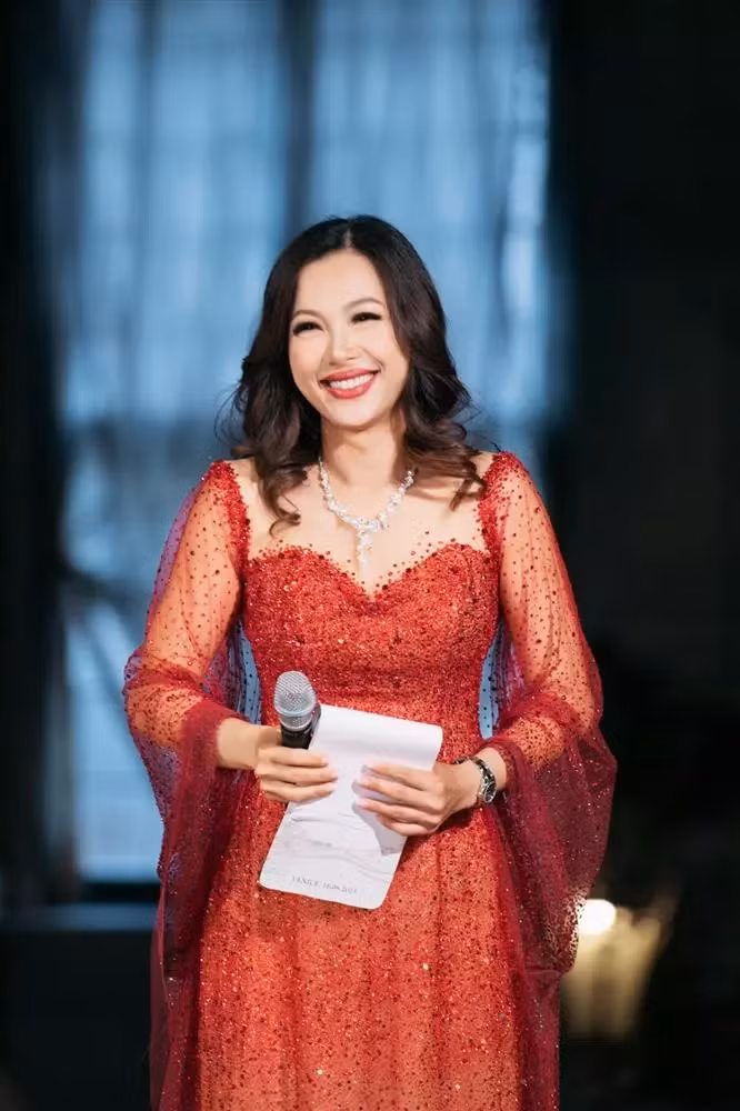 Ngô Mỹ Uyên (sinh năm 1974) từng đăng quang Hoa hậu Điện ảnh 1994, Hoa hậu Thời trang Quốc tế Ai Cập. Cô từng được mệnh danh là "Hoa hậu giàu nhất Việt Nam" khi từng sở hữu căn biệt thự dát vàng 300 tỷ ngay trung tâm quận 1, TP HCM và một loạt các bất động sản.