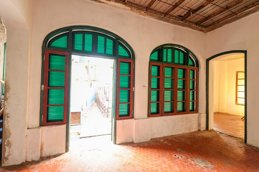 Hệ thống cửa giữ nguyên nét cổ điển, bên trong cửa kính, ngoài cửa chớp. Ảnh: Vietnam+