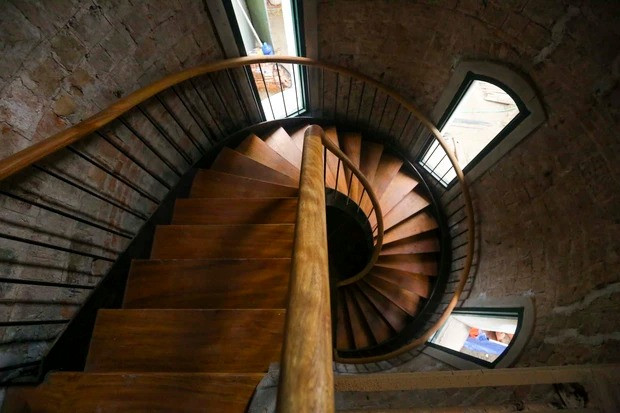 Cầu thang lên xuống trong nhà vẫn đang trong quá trình hoàn thiện. Ảnh: Tri thức trẻ