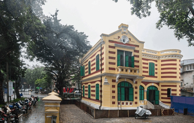 Dự án trùng tu biệt thự 49 Trần Hưng Đạo do Ban Quản lý hồ Hoàn Kiếm và phố cổ Hà Nội làm chủ đầu tư với sự hỗ trợ kỹ thuật của các chuyên gia vùng Ile-de-France (Pháp). Ảnh: Dân trí