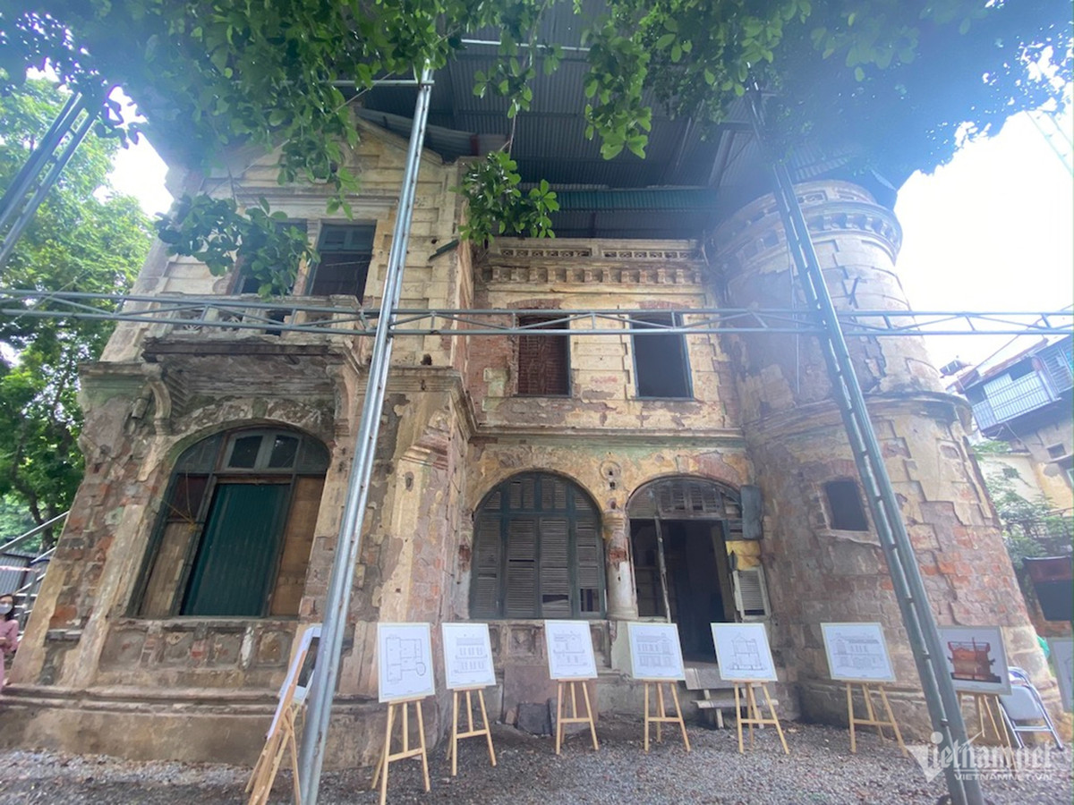 Trước khi được trùng tu, căn biệt thự xuống cấp nghiêm trọng, đồ đạc ngổn ngang, cây cối mọc um tùm. Ảnh; Vietnamnet