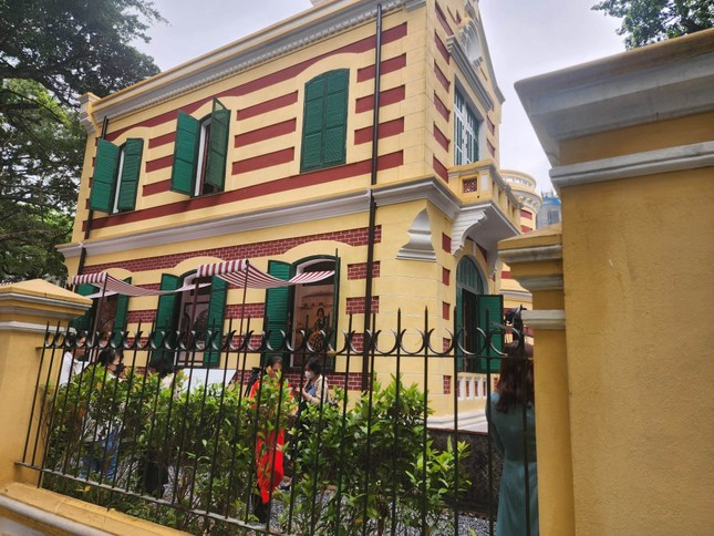 Những ngày qua, hình ảnh căn biệt thự Pháp cổ 49 Trần Hưng Đạo - 46 Hàng Bài (quận Hoàn Kiếm, Hà Nội) trong diện mạo mới sau gần 1 năm trùng tu thu hút sự quan tâm của dư luận. Ảnh: Tiền phong
