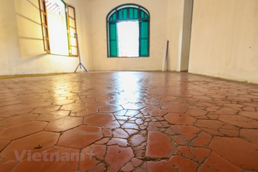 Nền nhà vẫn được giữ nguyên, lát gạch đỏ hình lục giác. Ảnh: Vietnam+