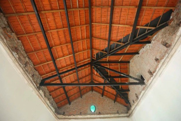 Phần mái của căn biệt thự đang được hoàn thiện. Ảnh: Tri thức trẻ