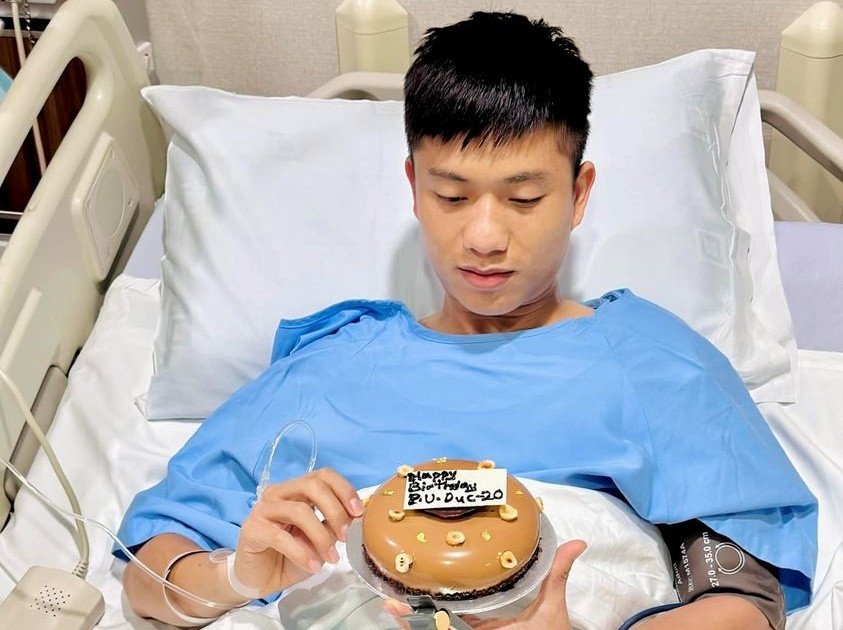 Mới đây, Phan Văn Đức phẫu thuật thành công dây chằng chéo trước chân phải ở Singapore và đón sinh nhật tuổi 27 trong bệnh viện. Ảnh: FBNV