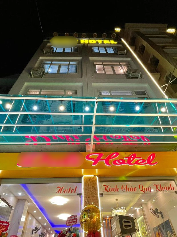 Ngoài bóng đá, tiền vệ Phan Văn Đức còn dành tiền đầu tư khách sạn. Anh và vợ xây một khách sạn 4 tầng, 1 sân thượng phục vụ cho việc ăn uống ngoài trời tại Cửa Lò, Nghệ An. Ảnh: FBNV