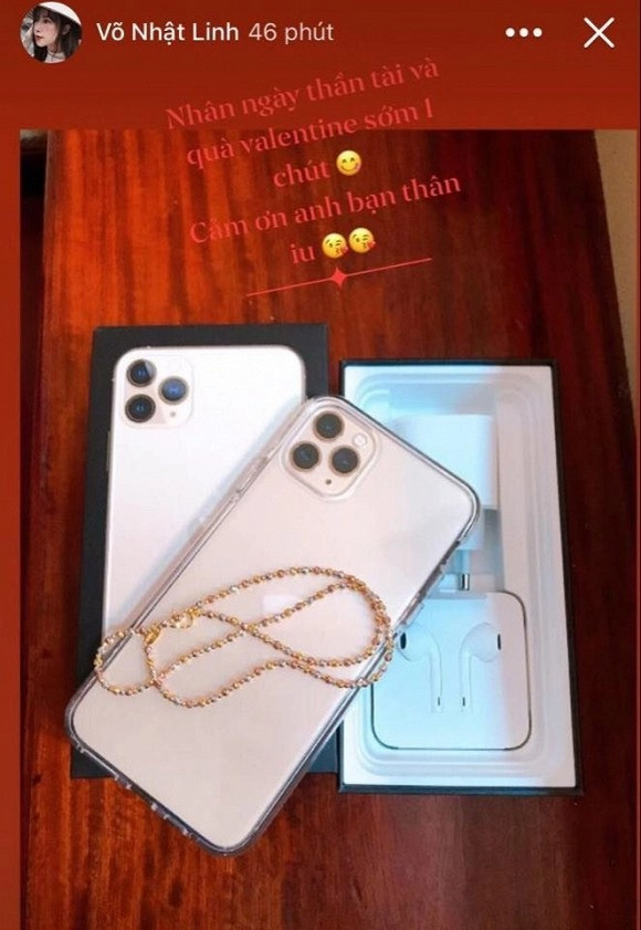 Bên cạnh đó, Phan Văn Đức từng mạnh dạn xuống tay mua chiếc điện thoại iPhone đời mới nhất giá hàng chục triệu đồng kèm thêm cả dây chuyền vàng sáng bóng tặng vợ nhân dịp Valentine. Ảnh: FBNV