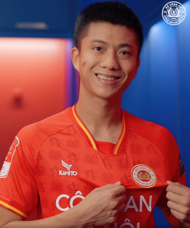 Ở mùa giải 2023, Phan Văn Đức đầu quân cho CLB CAHN. Nhiều thông tin cho rằng để có được sự phục vụ của Phan Văn Đức, đội bóng tân binh V.League đã phải trả cho tiền vệ sinh năm 1996 khoản tiền "lót tay" lên tới 5 tỷ đồng/năm. Ảnh: iThethao