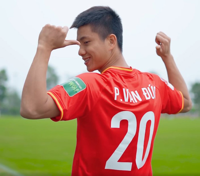 Không những thế, nam cầu thủ còn nhận mức lương 100 triệu đồng/tháng. Ảnh: iThethao