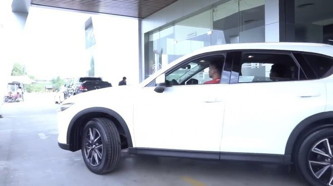 Nhân dịp Tết Kỷ Hợi 2019, Phan Văn Đức tậu chiếc Mazda CX5 tiền tỷ dành tặng mẹ. Ảnh: FBNV